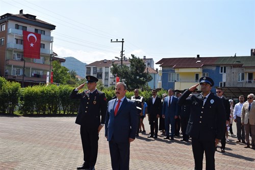 Kurucaşile Kaymakam Vekili Amasra Kaymakamımız Sayın Kadir PERÇİ, 30 Ağustos Zafer Bayramı'nın 102. yıl dönümü kutlama törenine katıldı. 